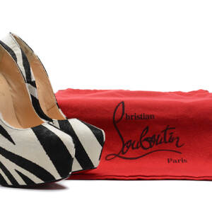 Christian Louboutin Sapato Salto Alto de Couro