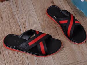 Sandália chinelo couro Gucci