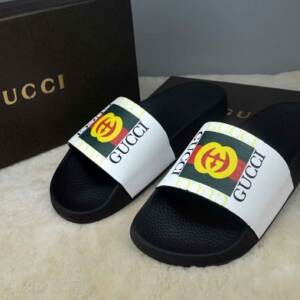 Sandália chinelo slide com logo Gucci